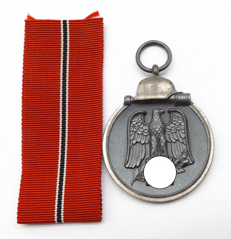 Wehrmacht: Medaille Winterschlacht im Osten, Ostmedaille, Hersteller 110 für die Firma Otto Zappe, Gablonz / Neiße. Wehrmacht: Medaille Winterschlacht im Osten, Ostmedaille, Hersteller 110 für die Firma Otto Zappe, Gablonz / Neiße.