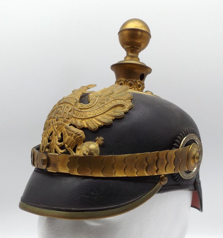 Preussen: Pickelhaube für Offiziere der der Fußartillerie-Regimenter, flache Schuppenkette, Helmkugel abnehmbar, unberührtes Stück.