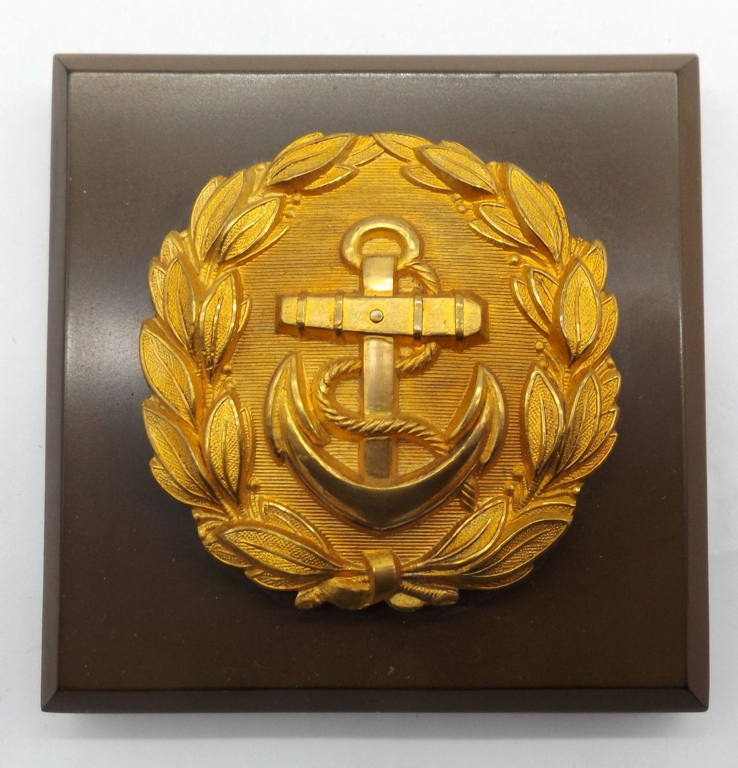 Kriegsmarine: Feldbindenschloß für Offiziere, auf Bakelit-Konsole, mit Wandaufhängung.