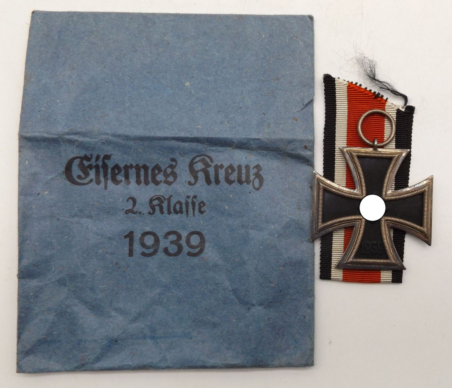 Eisernes Kreuz, EK 2. Klasse 1939, Hersteller 65 im Bandring für die Firma Klein & Quenzer, Oberstein, volle Kernschwärzung, mit Band und Verleihungstüte.