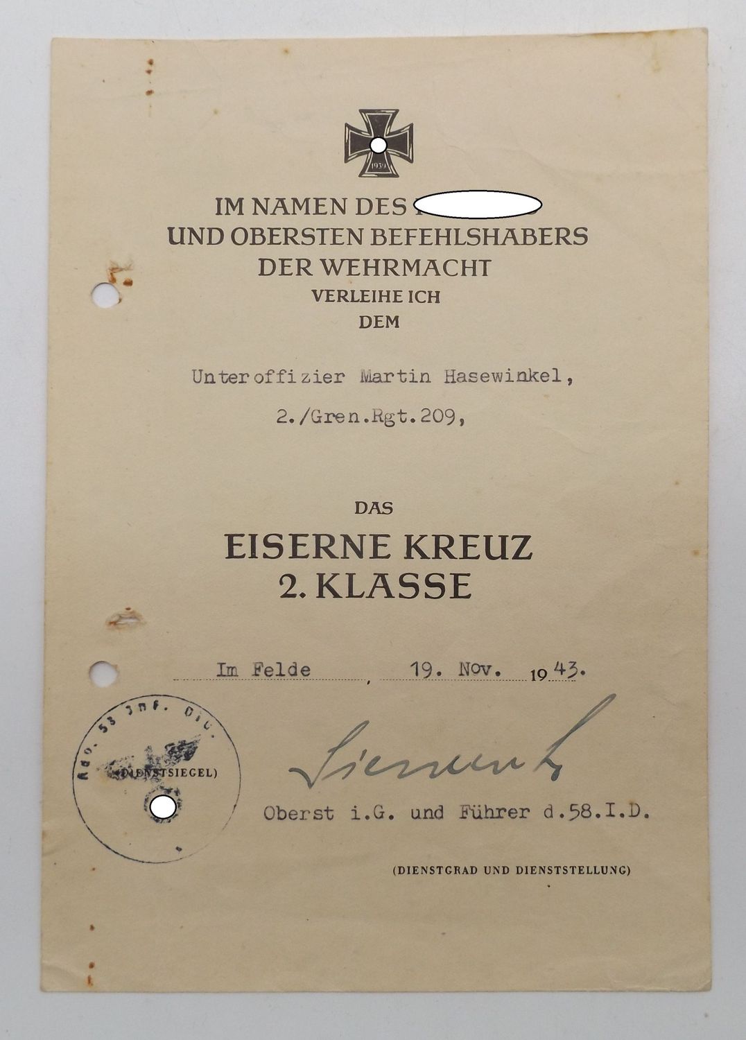 Wehrmacht: Urkunde zum Eisernen Kreuz 2. Klasse für einen Unteroffizier im Grenadier-Regiment 209, 19. Nov. 1943, OU Oberst i.G. und Führer d. 58. I.D. Curt Siewert (DKiG, RK ).