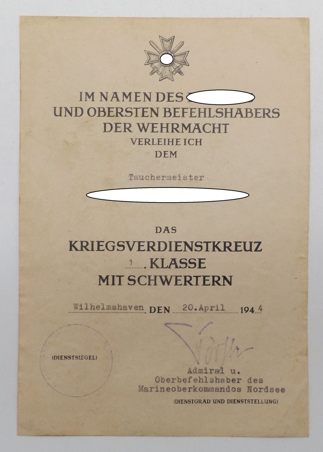 Kriegsmarine: Urkunde zum Kriegsverdienstkreuz 1. Klasse mit Schwertern für einen Tauchmeister, 20. April 1944, FU Admiral Erich Förste.