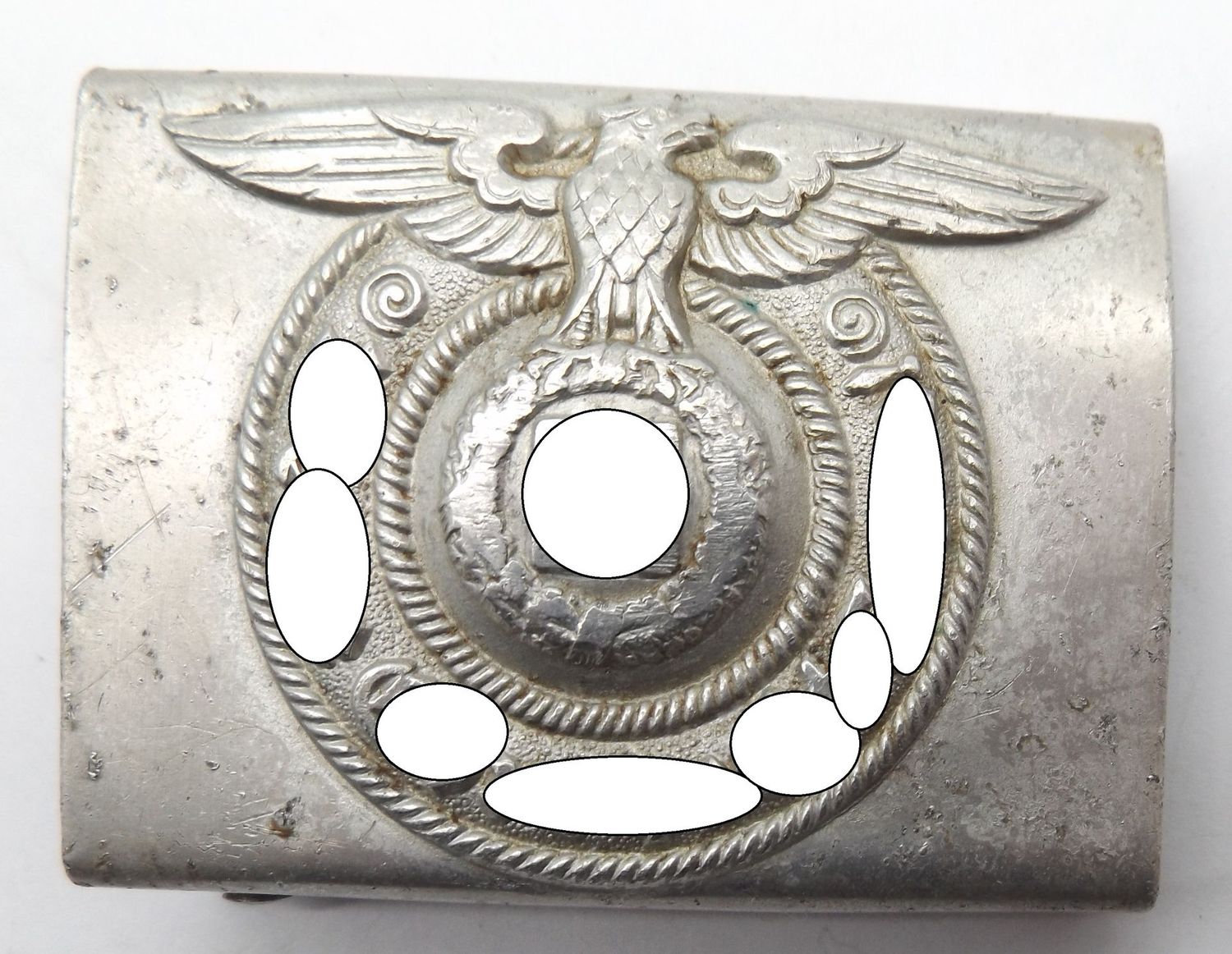 Waffen-SS: Koppelschloss für Mannschaften, Hersteller RZM 822/37 SS, Richard Sieper & Söhne, Lüdenscheid, Aluminium, stärker getragen.