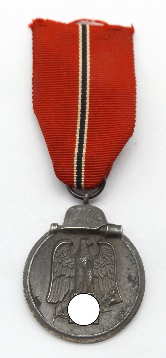 Wehrmacht: Medaille Winterschlacht im Osten, Ostmedaille, mit Hersteller 25 für die Firma Arbeitsgemeinschaft der Graveur-, Gold- und Schmiedeinnungen, Hanau.