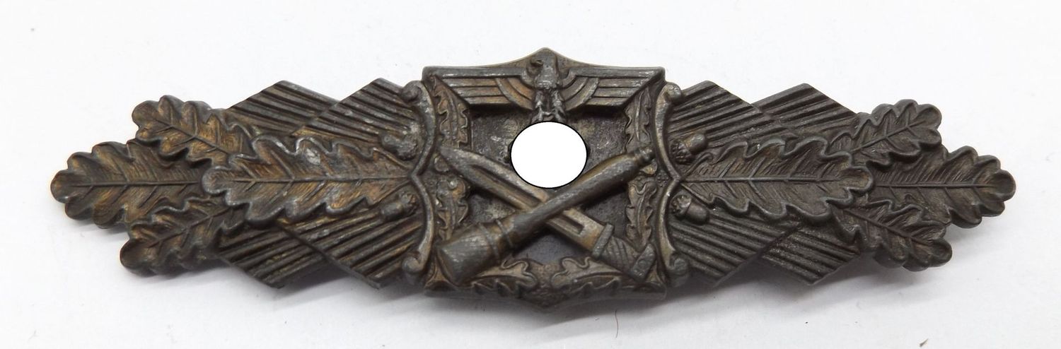 Nahkampfspange in Bronze, Zink, Hersteller JFS (Josef Feix & Söhne, Gablonz), FE.W.E. PEEKHAUS BERLIN, 1. Modell.