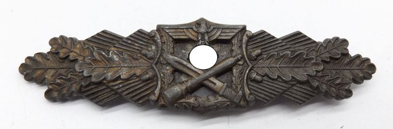 Nahkampfspange in Bronze, Zink, Hersteller JFS (Josef Feix & Söhne, Gablonz), FE.W.E. PEEKHAUS BERLIN, 1. Modell.