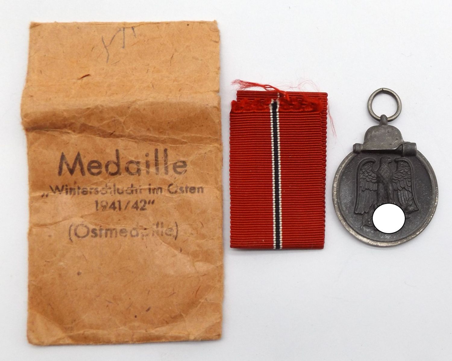 Wehrmacht: Medaille Winterschlacht im Osten, Ostmedaille, Stück mit Hersteller 76, passende Tüte mit Hersteller Ernst L. Müller, Pforzheim, sehr selten!