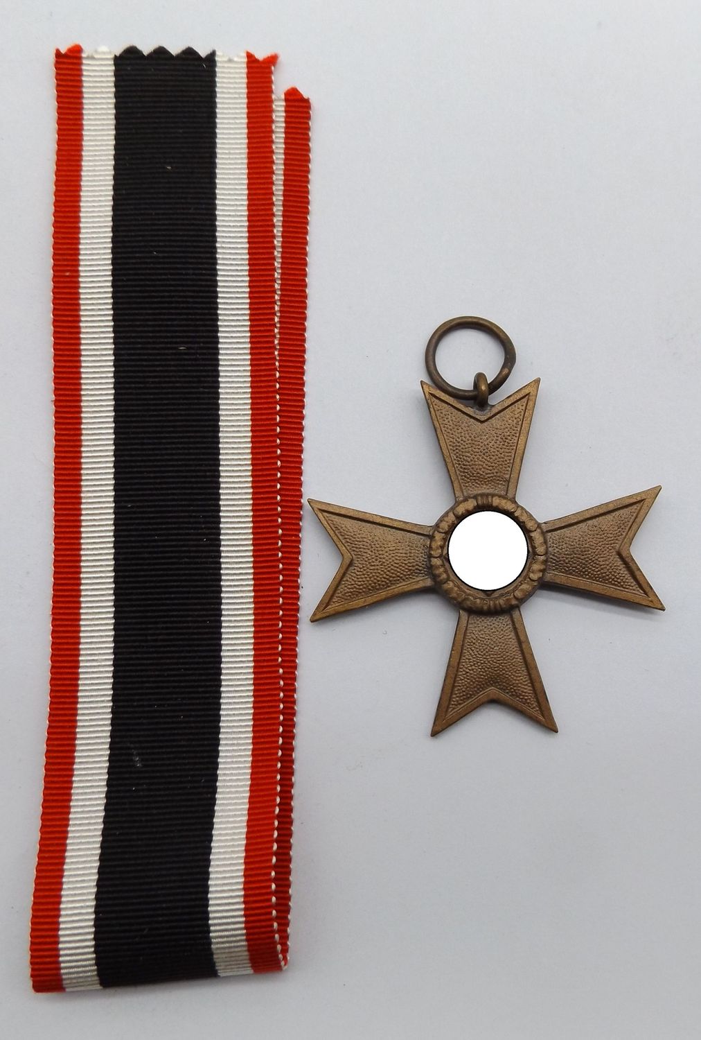 Kriegsverdienstkreuz KVK 2. Klasse ohne Schwerter, Hersteller 7 für die Firma Paul Meybauer, Berlin, mit Band.