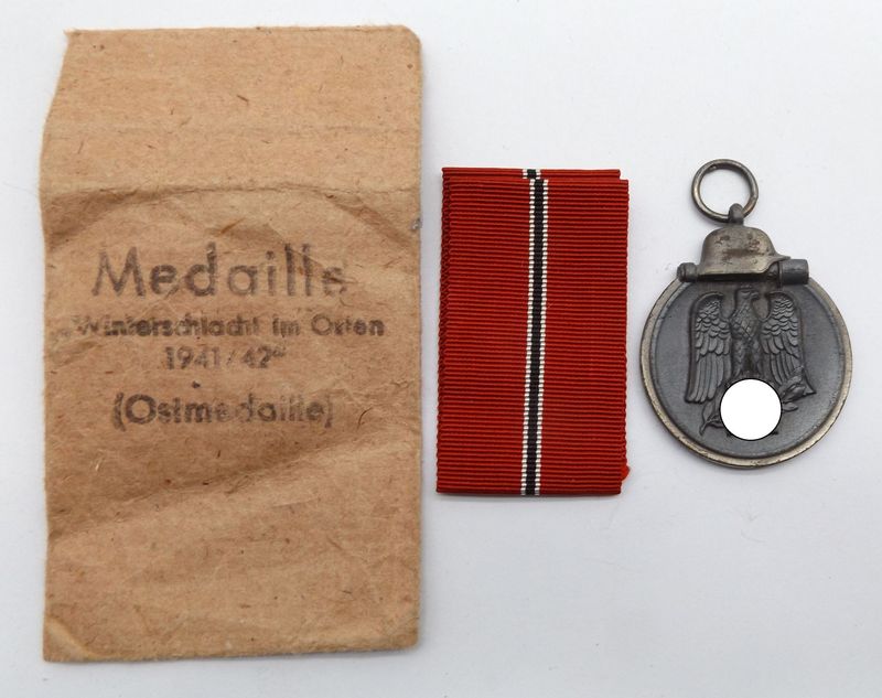 Wehrmacht: Medaille Winterschlacht im Osten, Ostmedaille, Stück mit Hersteller 30, passende Tüte mit Hersteller Hauptmünzamt Wien 40. Wehrmacht: Medaille Winterschlacht im Osten, Ostmedaille, Stück mit Hersteller 30, passende Tüte mit Hersteller Hauptmünzamt Wien 40.