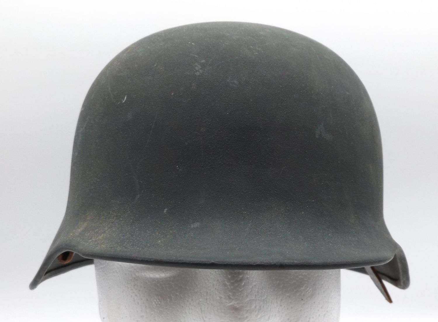 Bundesgrenzschutz (BGS): Stahlhelm M-53, Rauhtarnlack Hersteller LS 64 für den Hersteller Linnemann and Schnetzer, Innenfutter mit Größe 54-57, mit Kinnriemen, Produktion ohne Lüftungslöcher von 1953!