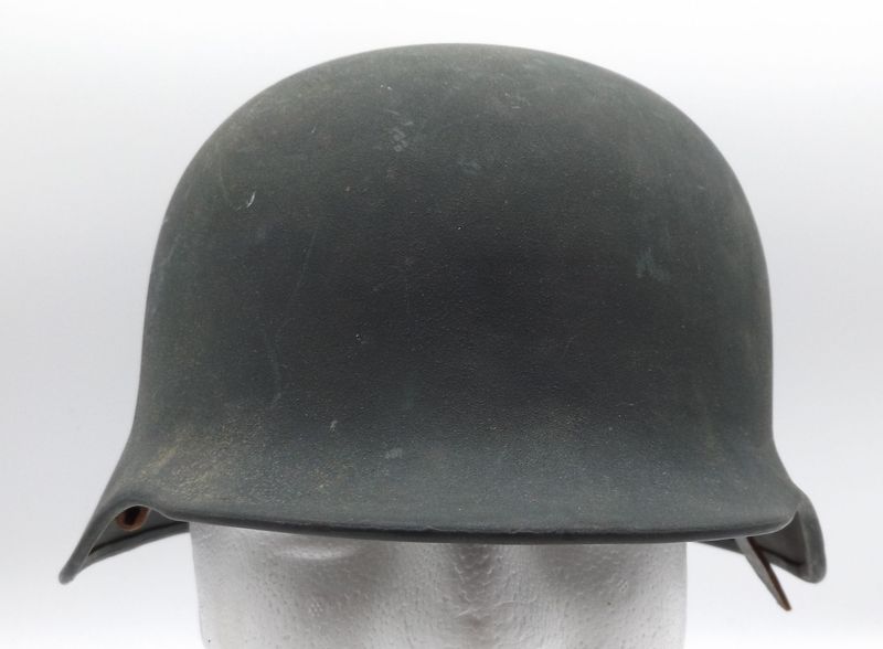 Bundesgrenzschutz (BGS): Stahlhelm M-53, Rauhtarnlack Hersteller LS 64 für den Hersteller Linnemann and Schnetzer, Innenfutter mit Größe 54-57, mit Kinnriemen, Produktion ohne Lüftungslöcher von 1953! Bundesgrenzschutz (BGS): Stahlhelm M-53, Rauhtarnlack Hersteller LS 64 für den Hersteller Linnemann and Schnetzer, Innenfutter mit Größe 54-57, mit Kinnriemen, Produktion ohne Lüftungslöcher von 1953!