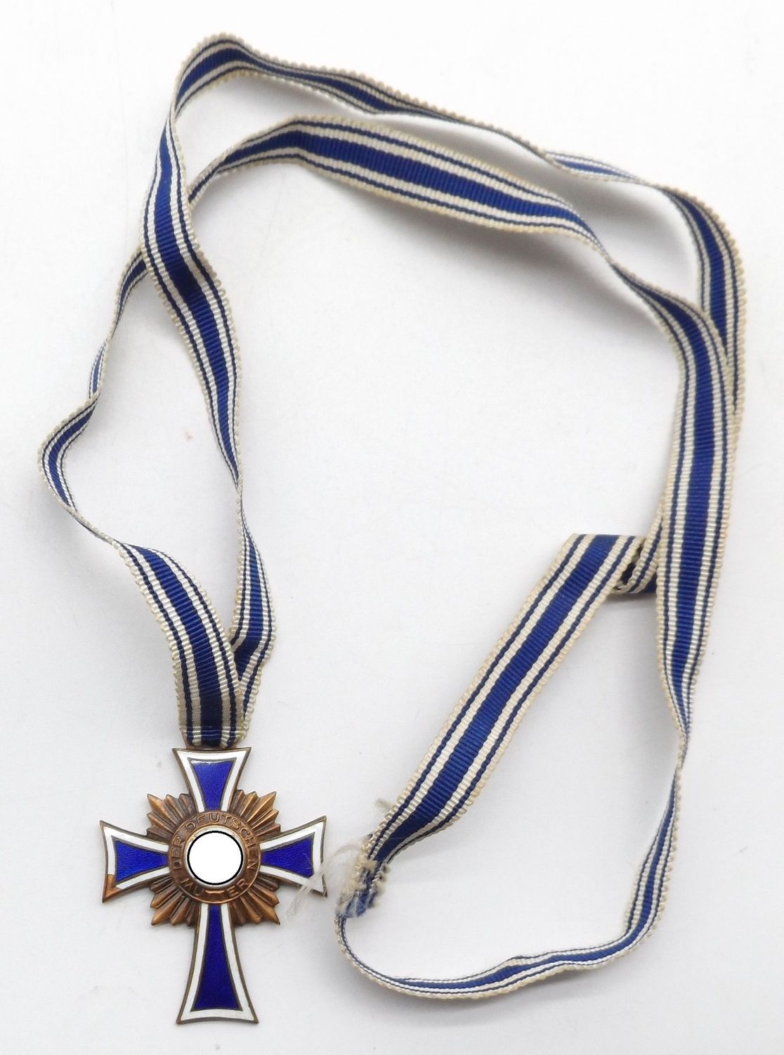 Mutterkreuz in Bronze, 3. Stufe, am konfektionierten langen Band.