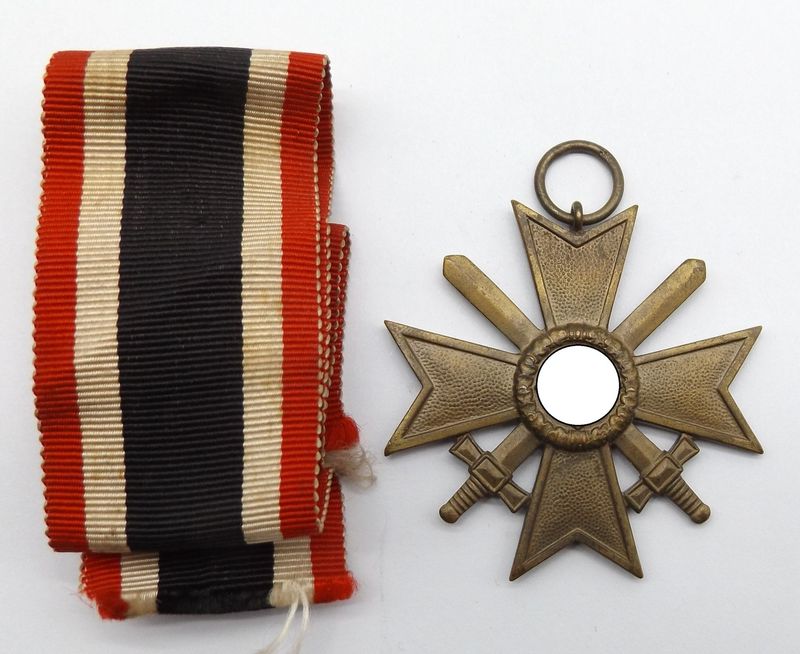 Kriegsverdienstkreuz KVK 2. Klasse mit Schwertern Hersteller 56 für die Firma Robert Hauschild, Pforzheim. Kriegsverdienstkreuz KVK 2. Klasse mit Schwertern Hersteller 56 für die Firma Robert Hauschild, Pforzheim.