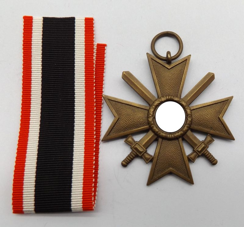 Kriegsverdienstkreuz KVK 2. Klasse mit Schwertern, Buntmetall, mit Band. Kriegsverdienstkreuz KVK 2. Klasse mit Schwertern, Buntmetall, mit Band.