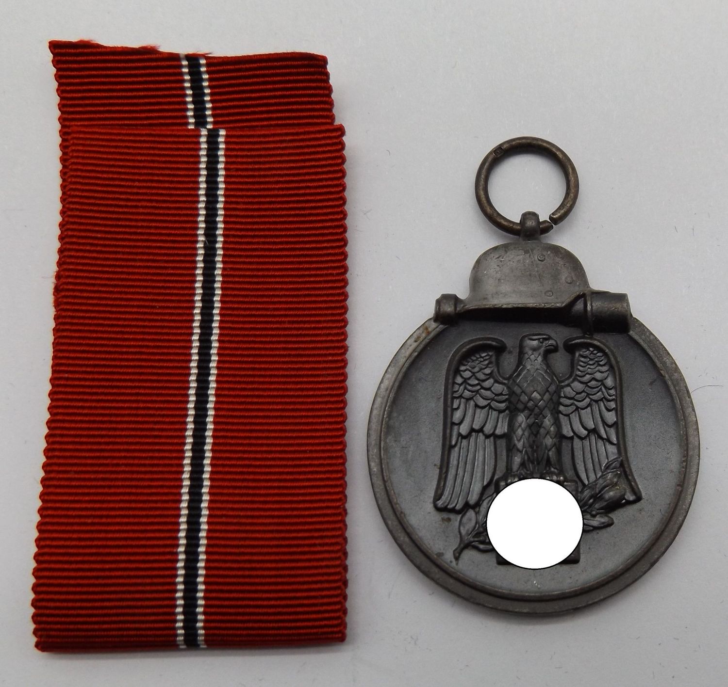 Wehrmacht: Medaille Winterschlacht im Osten, Ostmedaille, mit Hersteller 10 für die Firma Förster & Barth, Pforzheim.
