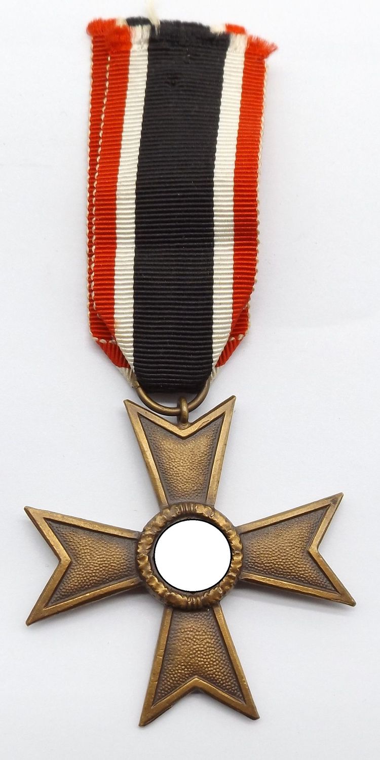 Kriegsverdienstkreuz KVK 2. Klasse ohne Schwerter, in Buntmetall, am Band.