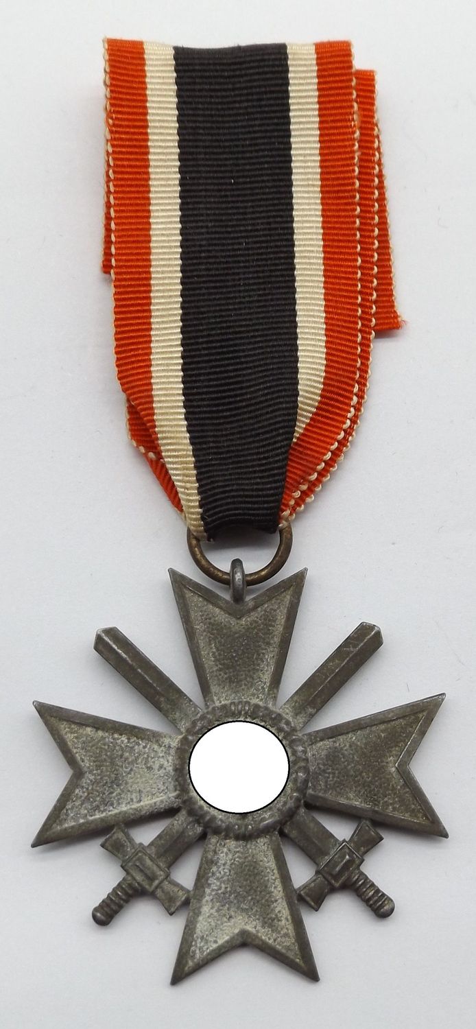 Kriegsverdienstkreuz KVK 2. Klasse mit Schwertern, Hersteller 127 für die Firma Moritz Hausch AG, Pforzheim, mit Band.