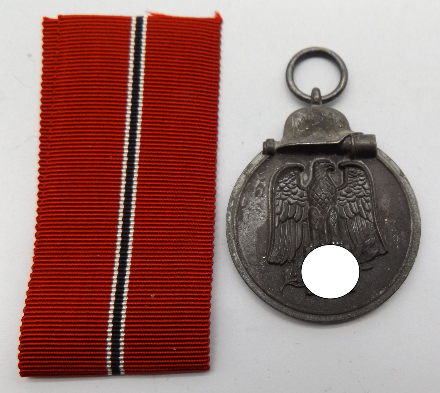 Wehrmacht: Medaille Winterschlacht im Osten, Ostmedaille, mit Hersteller 127 für die Firma Moritz Hausch AG, Pforzheim.