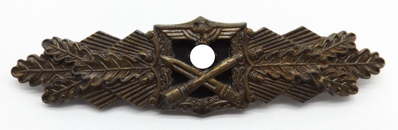 Nahkampfspange, in Bronze, Hersteller FEC.W.E. PEEKHAUS, BERLIN / AUSF. A.G.M.u.K., Gablonz. Nahkampfspange, in Bronze, Hersteller FEC.W.E. PEEKHAUS, BERLIN / AUSF. A.G.M.u.K., Gablonz.