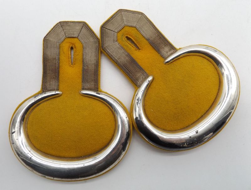 Preussen: Paar Epauletten für einen Leutnant im 3. Garde-Ulanen-Regiment, Potsdam.