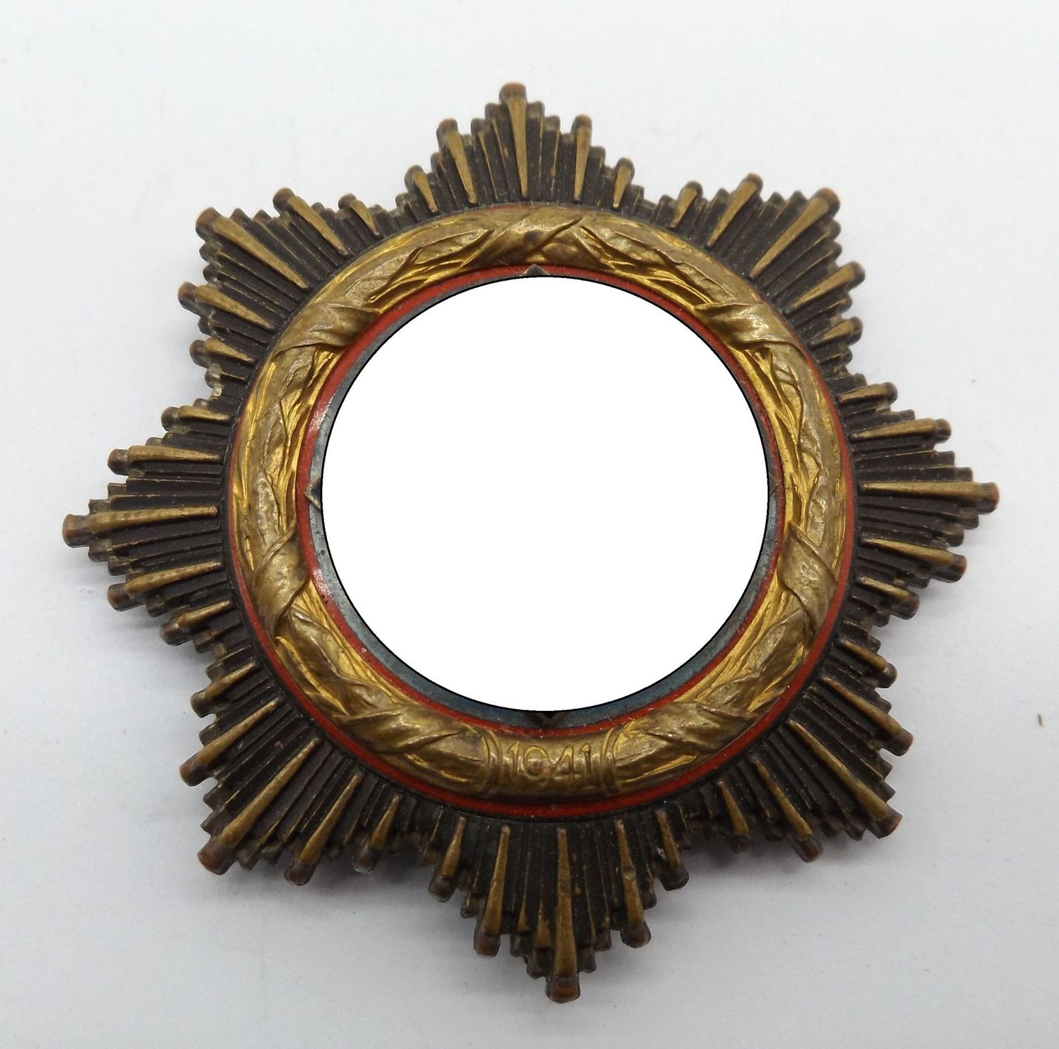 Deutsches Kreuz in Gold, Hersteller 20 für die Firma C.F. Zimmermann, Pforzheim, Emaille vollständig erhalten, Nadelhaken mit alter Reparatur, getragenes Stück mit toller Patina.
