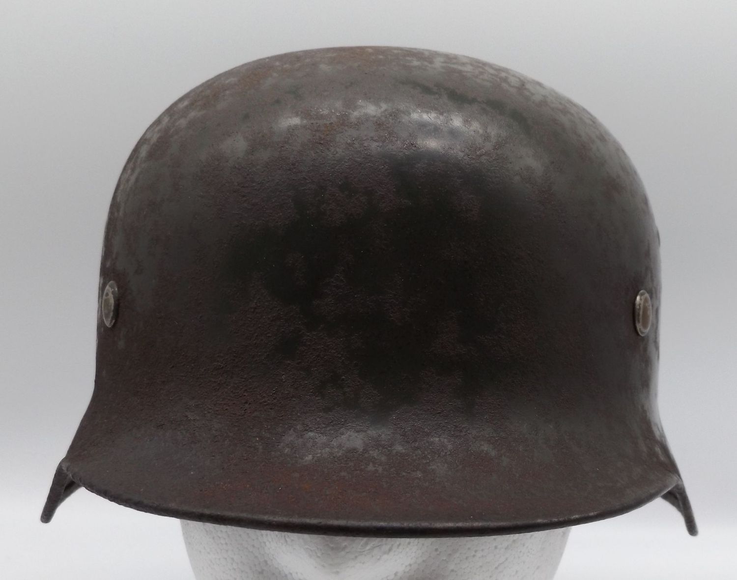 Wehrmacht: Stahlhelm M35 - Doppelemblem, original Lack, Nationale zu ca. 90% und Adler zu ca. 95% erhalten, die Glocke mit Hersrsteller Q66, mit Innenfutter, Größe 58, unrestaurierter Scheunenfund.