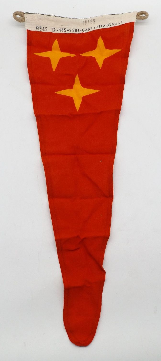Bundeswehr: Wimpel / Stander für einen Generalleutnant, Hersteller Bonner Fahnenfabrik GmbH, Größe ca. 65 x 25 cm.