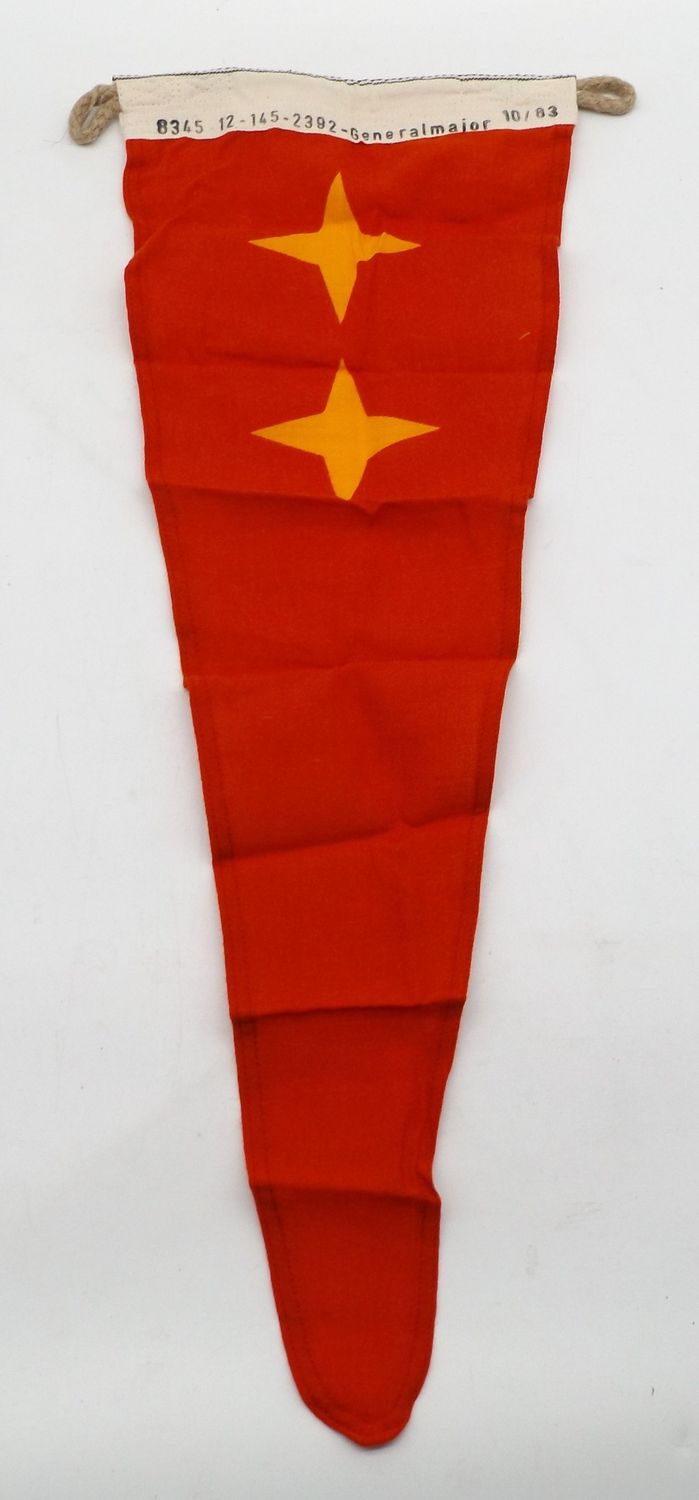 Bundeswehr: Wimpel / Stander für einen Generalmajor, Hersteller Bonner Fahnenfabrik GmbH, Größe ca. 65 x 25 cm.
