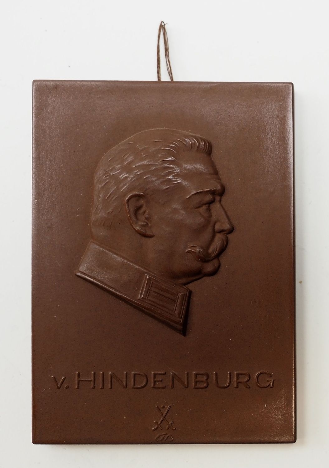 Deutsches Reich: Patriotische Porzellanplakette zum 80. Geburtstag von Paul von Hindenburg, Hersteller Staatliche Porzellan-Manufaktur Meissen, Größe ca. 7 x 9,6 cm.