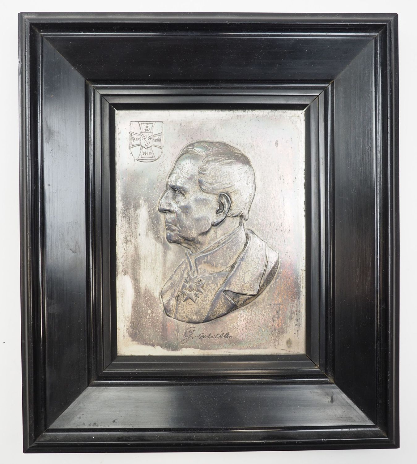 Deutsches Reich: Patriotisches Wandrelief von Generalfeldmarschall Helmuth von Moltke, Metall im Holzrahmen, Größe ca. 27 x 31 cm.