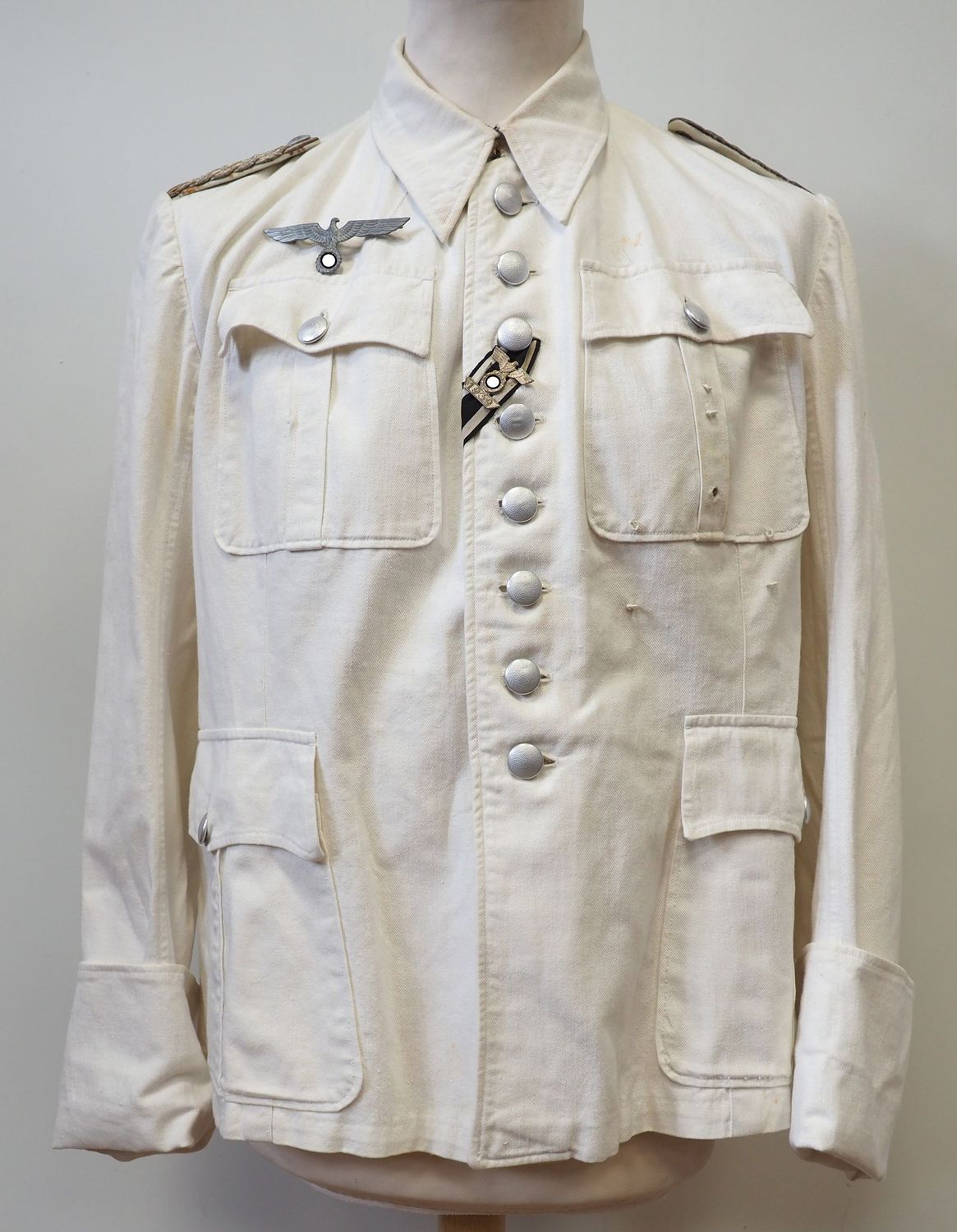 Wehrmacht: Weißer Sommerrock Major der Infanterie, Metall-Brustadler, vernähte Wiederholungsspange Eisernes Kreuz, 2. Klasse 1939, Steckloch für EK1 an Schraubscheibe + Schlaufen für Auszeichnungen.