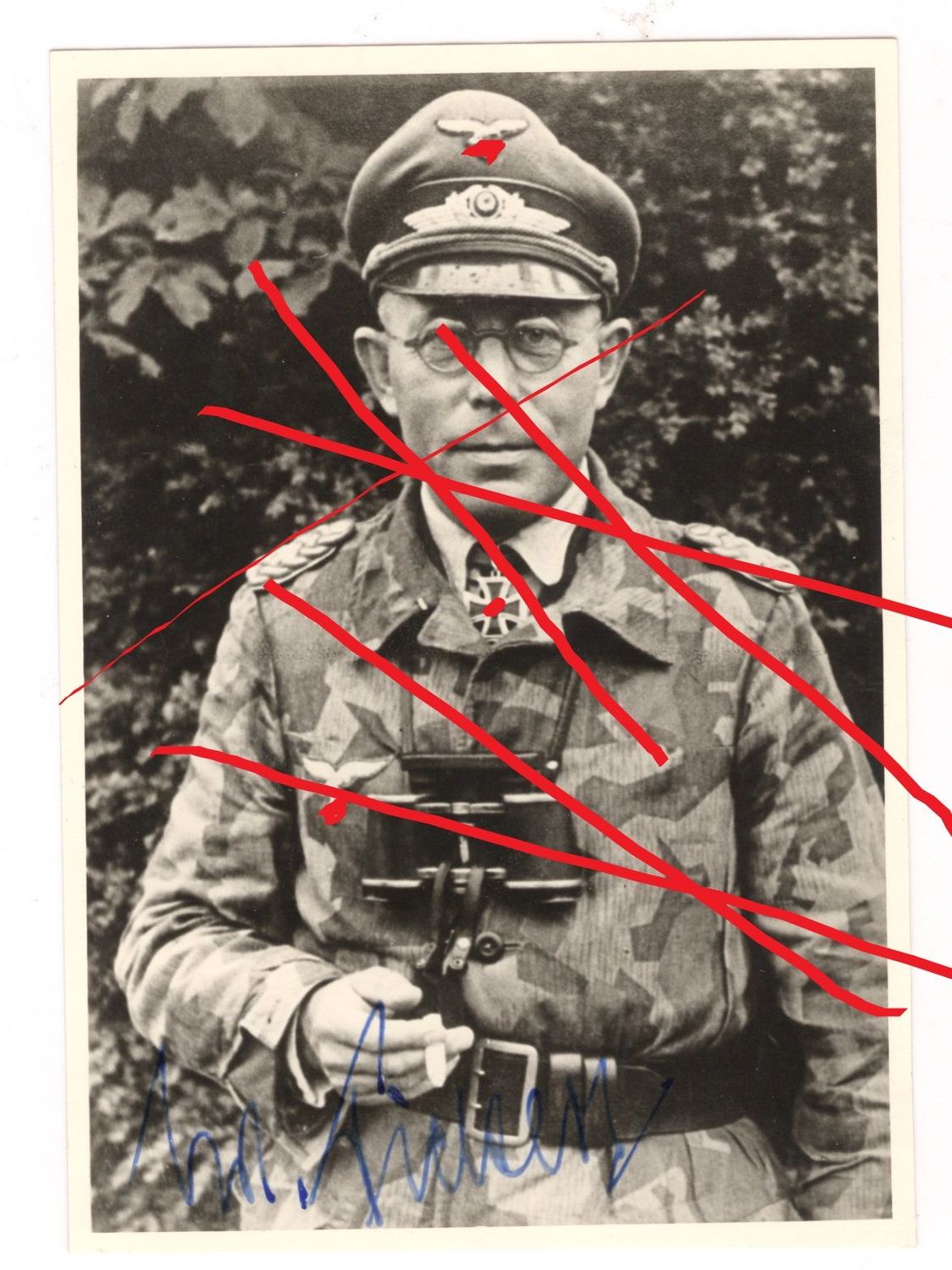Luftwaffe: Portraitfoto General der Flakwaffe Wolfgang Pickert (RK, EL, DKiG), Größe ca. 12,5 x 8,8 cm, mit originaler Signatur, Nachkriegsabzug, C59.