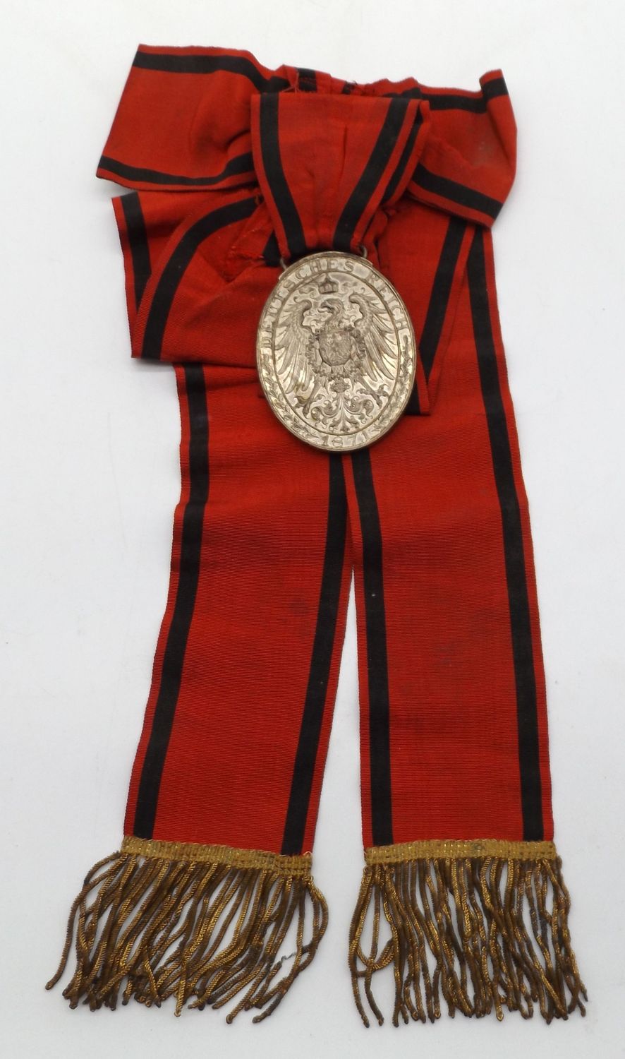 Württemberg: Erinnerungsmedaille für den Württembergischen Kriegerbund, Fahnenmedaille, versilbert, am originalen langen Fahnenband, mit den goldenen Fransen.