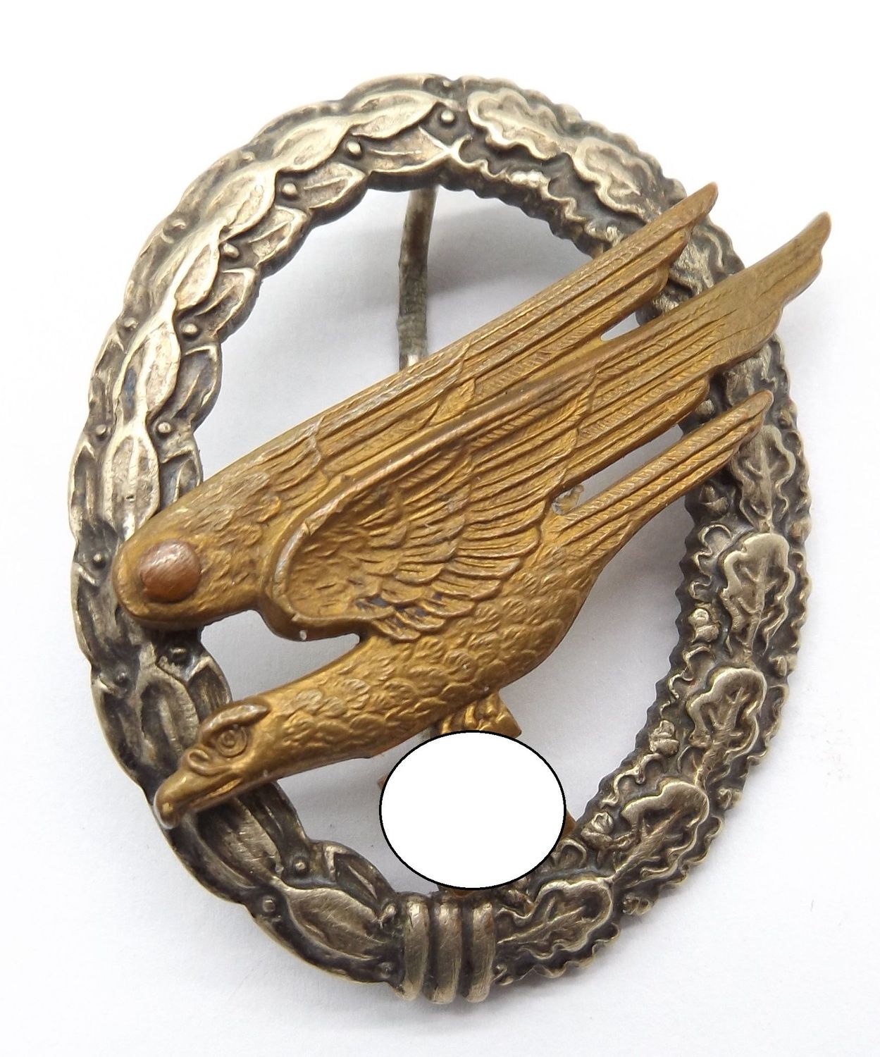 Luftwaffe: Fallschirmschützenabzeichen, mit Herstellerpunze "A" für den Hersteller Assmann & Sohn, Lüdenscheid, Buntmetall, schöne Versilberung und Vergoldung, alte Reparatur, Nadelhaken fehlt.