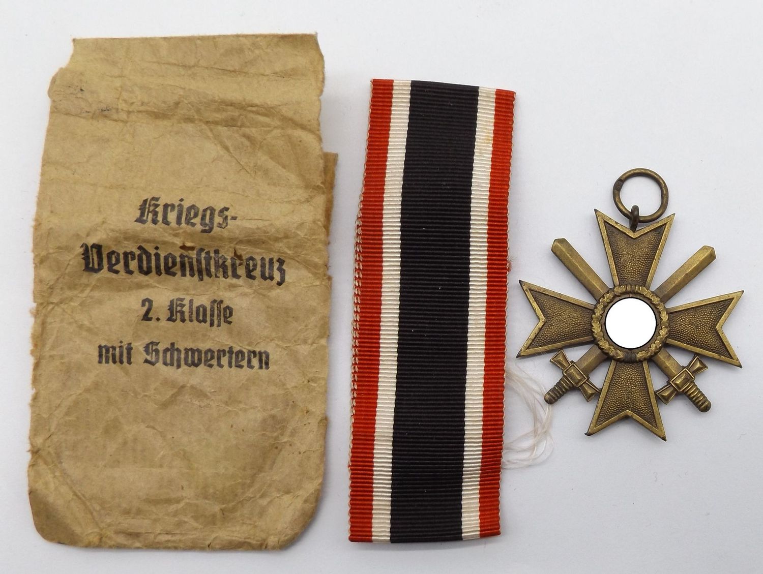 Kriegsverdienstkreuz KVK 2. Klasse mit Schwertern, Hersteller 67 für die Firma H. Kreisel, Gablonz / Neiße, mit Band und Verleihungstüte, sehr seltenes Set!