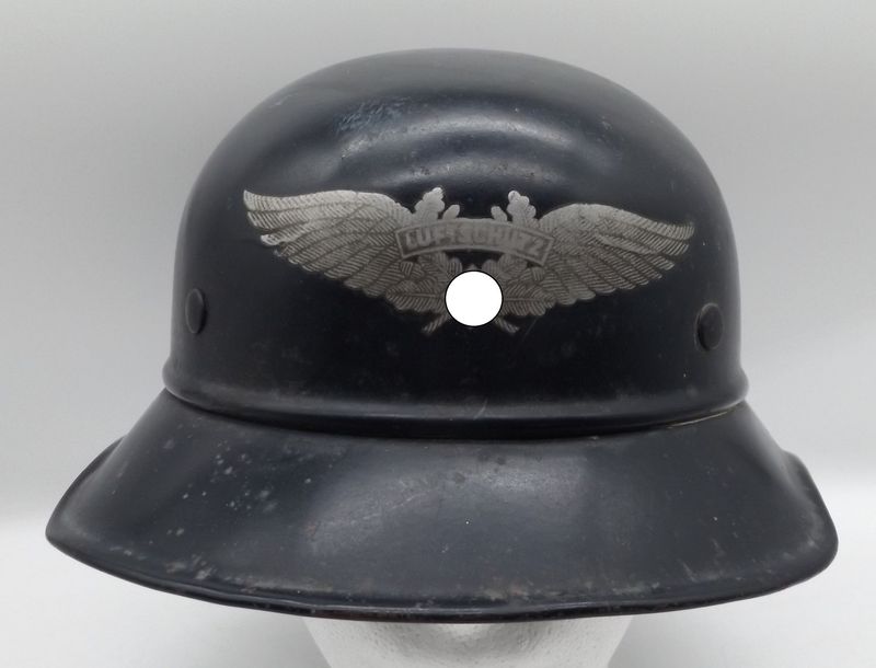 3. Reich: Luftschutz Stahlhelm Gladiator, Emblem etwas berieben aber vollständig, komplett mit Innenfutter und Kinnriemen, unberührter Dachbodenfund. 3. Reich: Luftschutz Stahlhelm Gladiator, Emblem etwas berieben aber vollständig, komplett mit Innenfutter und Kinnriemen, unberührter Dachbodenfund.