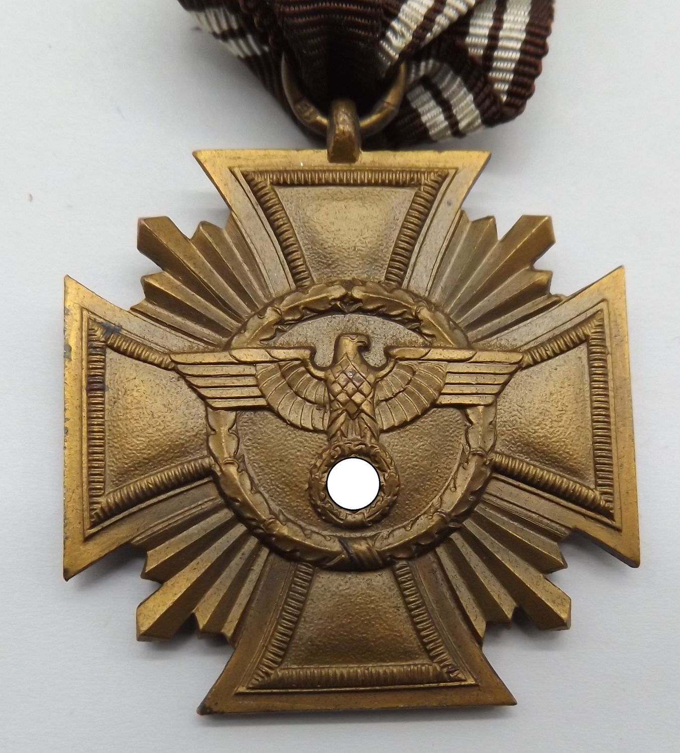 NSDAP: Dienstauszeichnung in Bronze, 1.Stufe, mit Hersteller 15 für die Firma Friedrich Orth, Wien, flache Cupal Version.