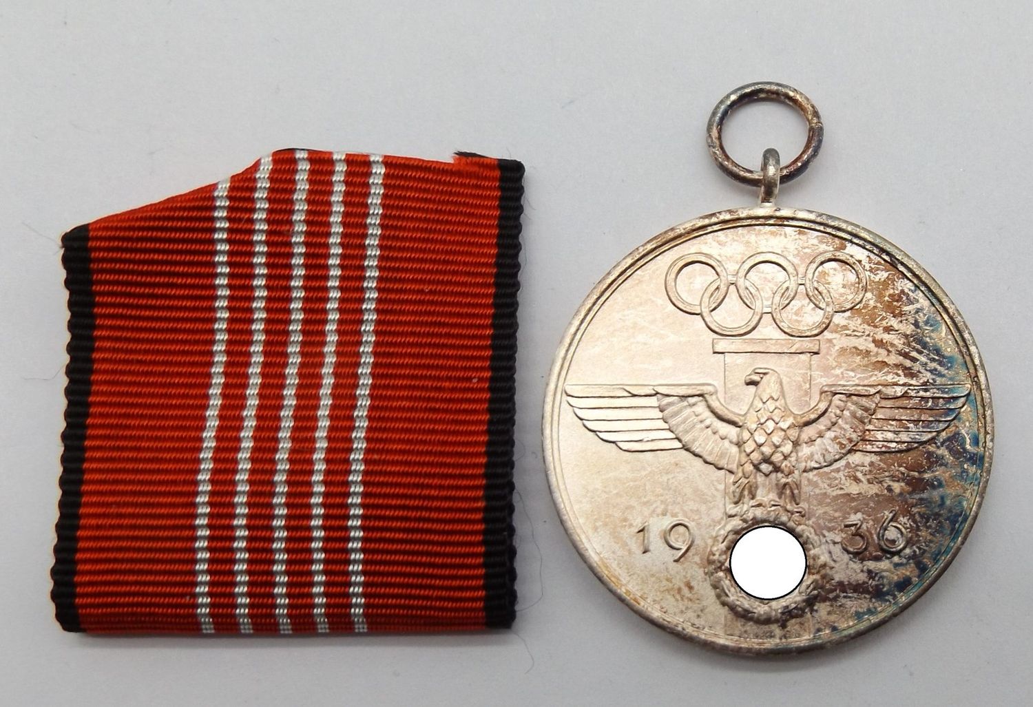 3. Reich: Deutsche Olympia-Erinnerungsmedaille 1936, mit Bandabschnitt.