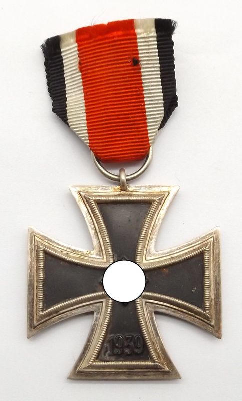 Eisernes Kreuz, EK 2. Klasse 1939, unmarkiertes Stück vom Hersteller 98 , Rudolf Souval, Wien, mit Band. Eisernes Kreuz, EK 2. Klasse 1939, unmarkiertes Stück vom Hersteller 98 , Rudolf Souval, Wien, mit Band.
