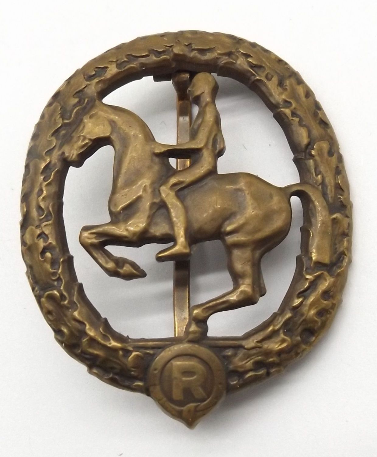 Deutsches Reiterabzeichen in Bronze, mit Hersteller L.Chr. Lauer Nürnberg-Berlin und Gesetzlich Geschützt.