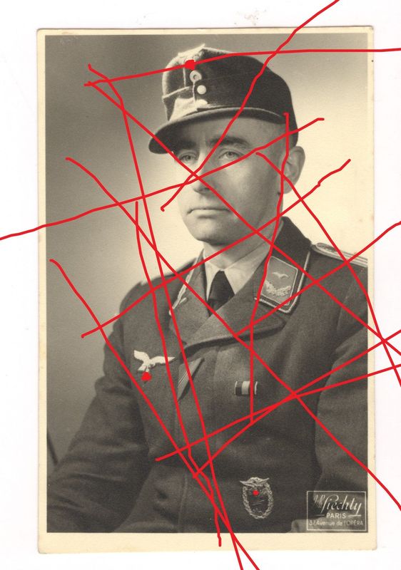 Luftwaffe: Portraitfoto Leutnant der Reserve mit Erdkampfabzeichen, rückseitig Widmung zur Kriegsweihnacht 1943, Ateliersstempel Paris, PK-Größe, C60. Luftwaffe: Portraitfoto Leutnant der Reserve mit Erdkampfabzeichen, rückseitig Widmung zur Kriegsweihnacht 1943, Ateliersstempel Paris, PK-Größe, C60.