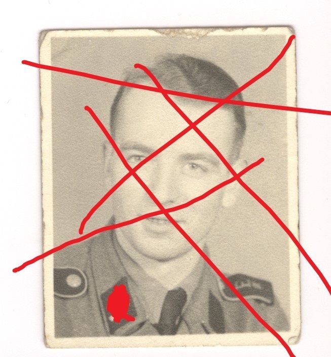 Waffen-SS: Portraitfoto, Passfoto Sonderdienste, "E" auf Schulterklappe für Ergänzungsstelle, Größe ca. 52x42 mm, C61.