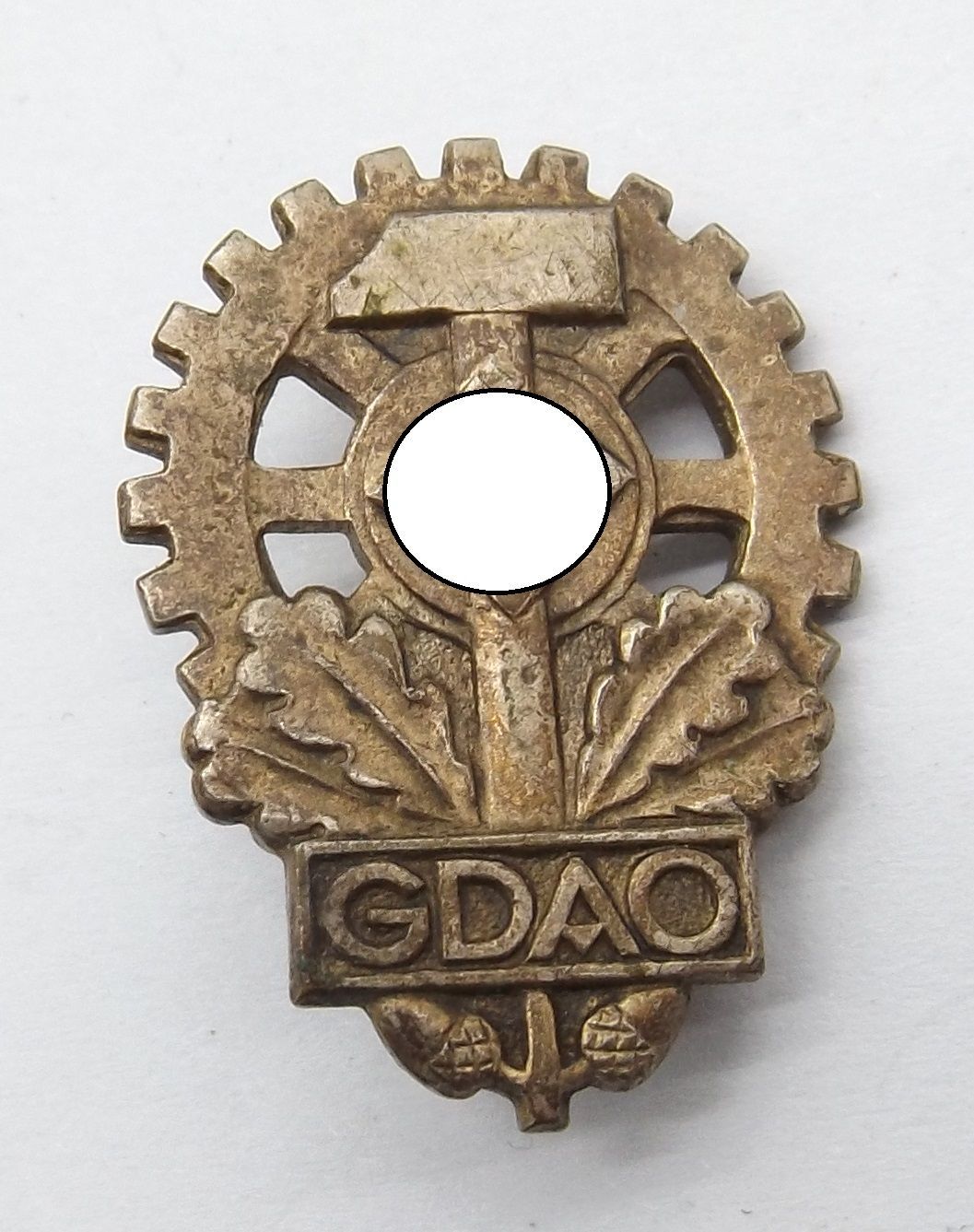 3. Reich: Mitgliedsabzeichen Gesamtverband Deutscher Arbeitsopfer (GDAO), Hersteller Deschler München 9 - GES.GESCH., an Nadel.