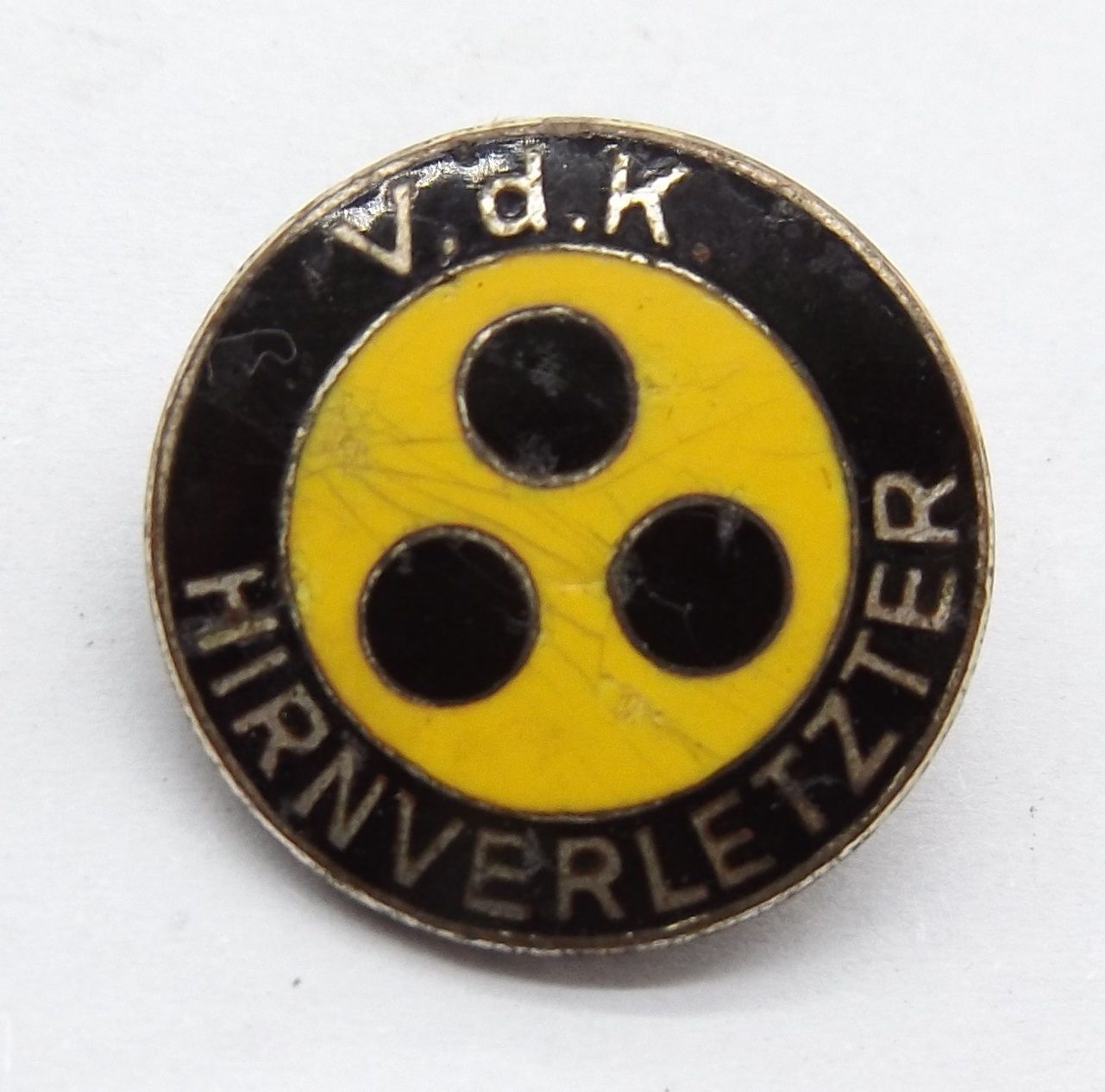 BRD: Abzeichen Verband der Kriegsbeschädigten VDK - Hirnverletzter, gemarkt GES. GESCH., 18mm.