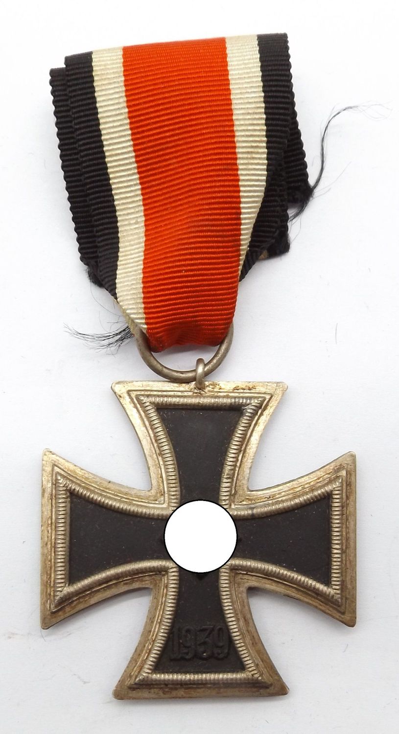 Eisernes Kreuz, EK 2. Klasse 1939, unmarkiertes Stück vom Hersteller 75 für die Firma Julius Maurer, Oberstein, volle Kernschwärzung, mit Band.