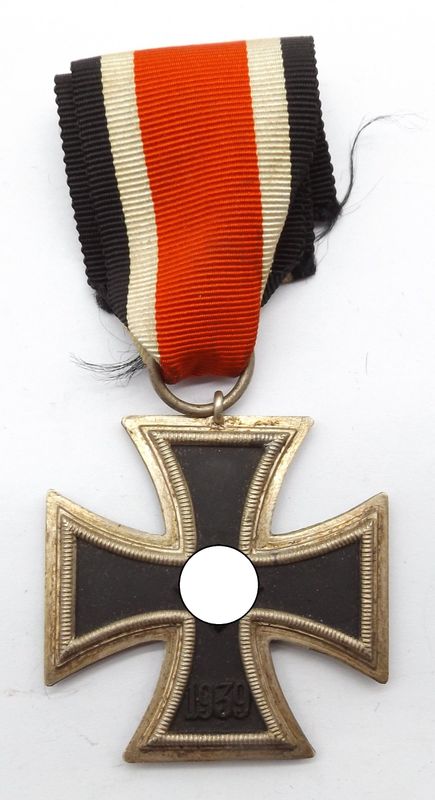 Eisernes Kreuz, EK 2. Klasse 1939, unmarkiertes Stück vom Hersteller 75 für die Firma Julius Maurer, Oberstein, volle Kernschwärzung, mit Band. Eisernes Kreuz, EK 2. Klasse 1939, unmarkiertes Stück vom Hersteller 75 für die Firma Julius Maurer, Oberstein, volle Kernschwärzung, mit Band.