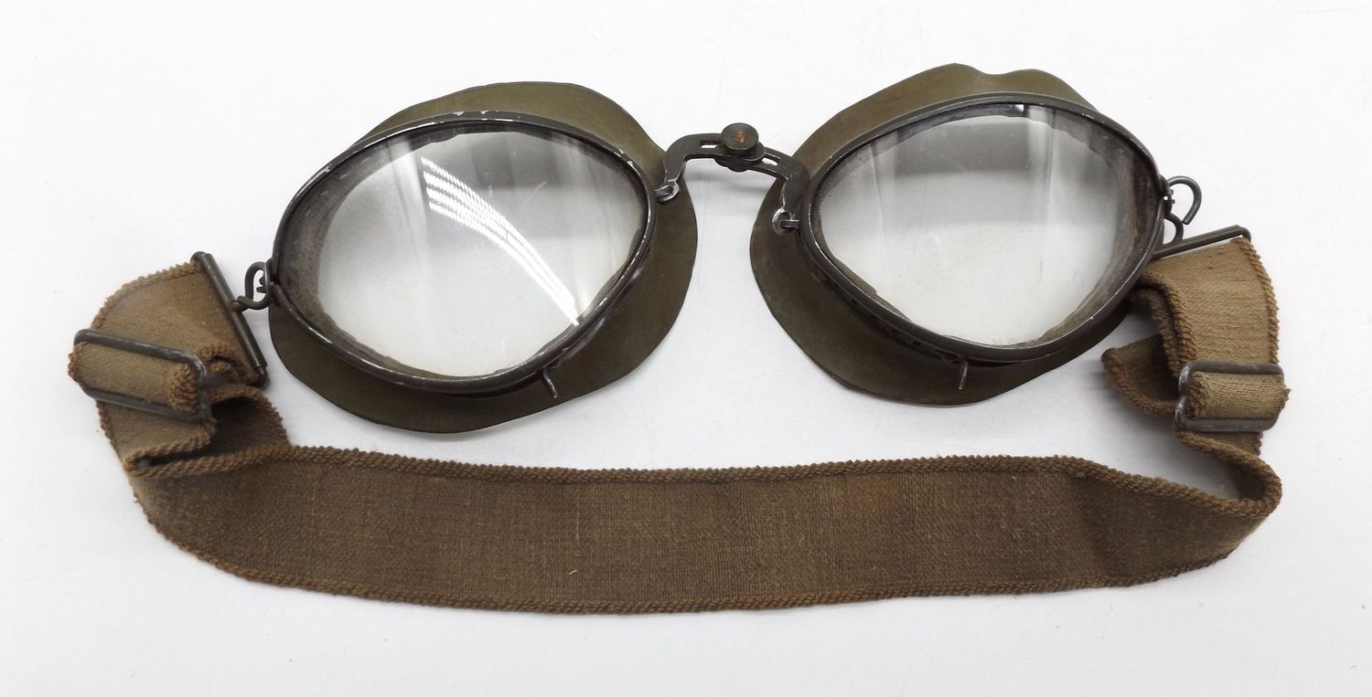 Wehrmacht: Brille für Kradmelder, Hersteller M.W. 1939, Gummi weich.