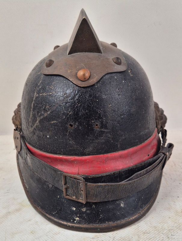 Bayern: Feuerwehr-Helm, Lederglocke, Ziegelbrecher, Kinnriemen an Löwenköpfen, beschädigtes Innenfutter.