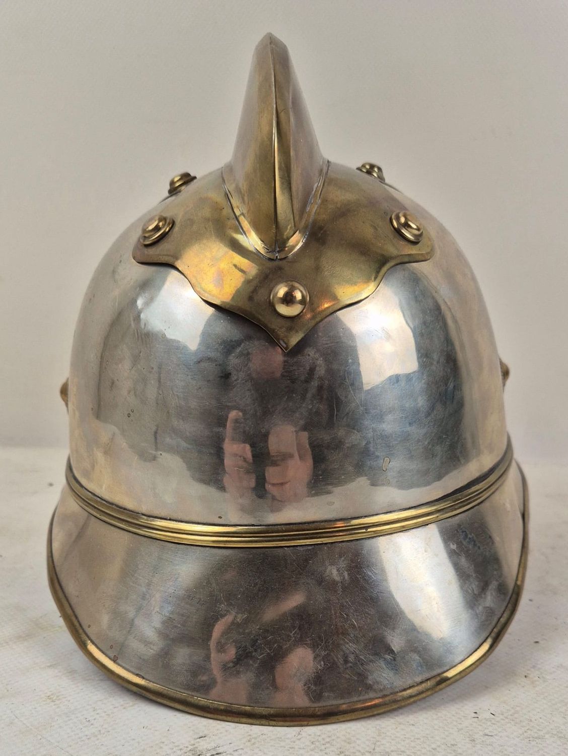 Österreich: K.u.K. Feuerwehr-Helm, um 1910, Neusilberglocke, Ziegelbrecher,  mit Schweißleder.