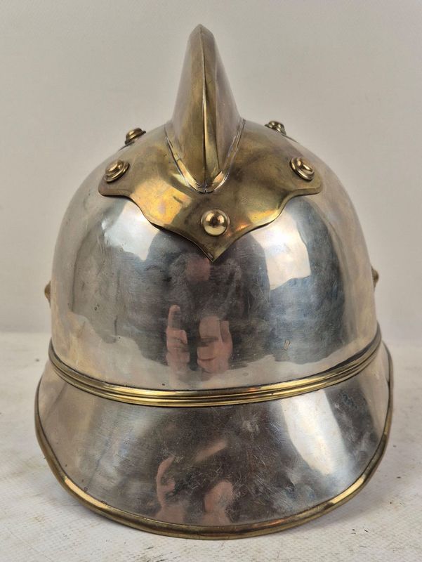 Österreich: K.u.K. Feuerwehr-Helm, um 1910, Neusilberglocke, Ziegelbrecher,  mit Schweißleder.